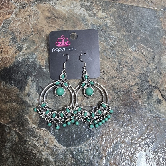 New paparazzi silvertone circle dangling earrings with green stones - Picture 5 of 5